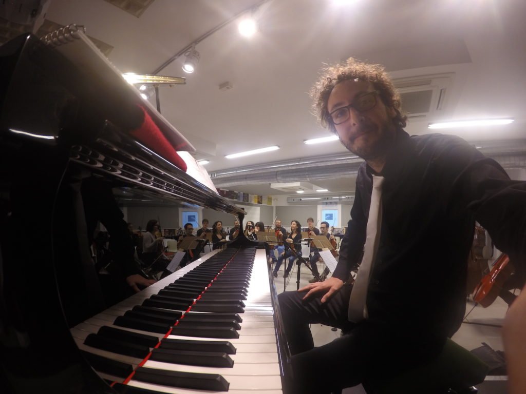 cómo tocar el piano